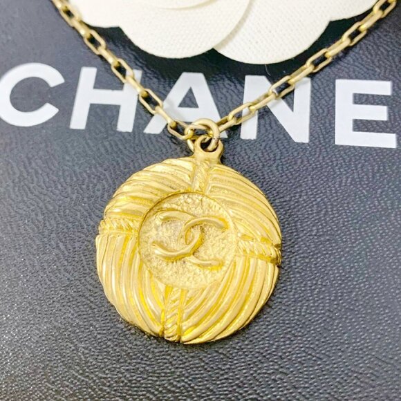 CHANEL CC Logo Round Necklace 17" Gold Tone Auth #32947